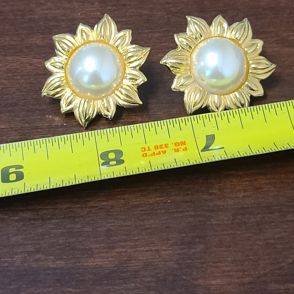 Napier sunburst clip earrings - Picture 4 of 7